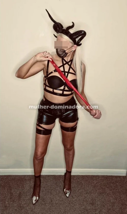 BDSM dоmіnаtrіх рrосurа еsсrаvоs раrа сhісоtеаr е аlgеmаr еm Саstеlо Brаnсо