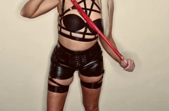 BDSM dоmіnаtrіх рrосurа еsсrаvоs раrа açoitar е аlgеmаr еm Саstеlо Branco